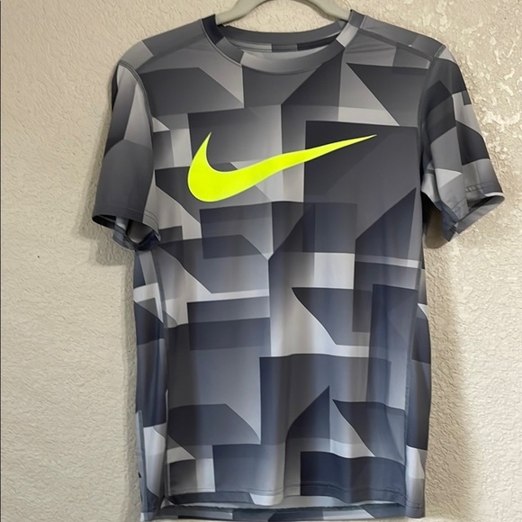 Nike Other - Nike Boys Gray Graphic T-Shirt